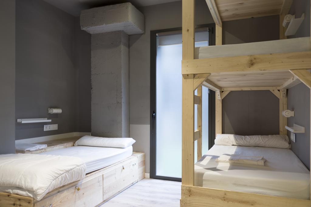 Private Triple Room with 3 single beds and Private Bathroom