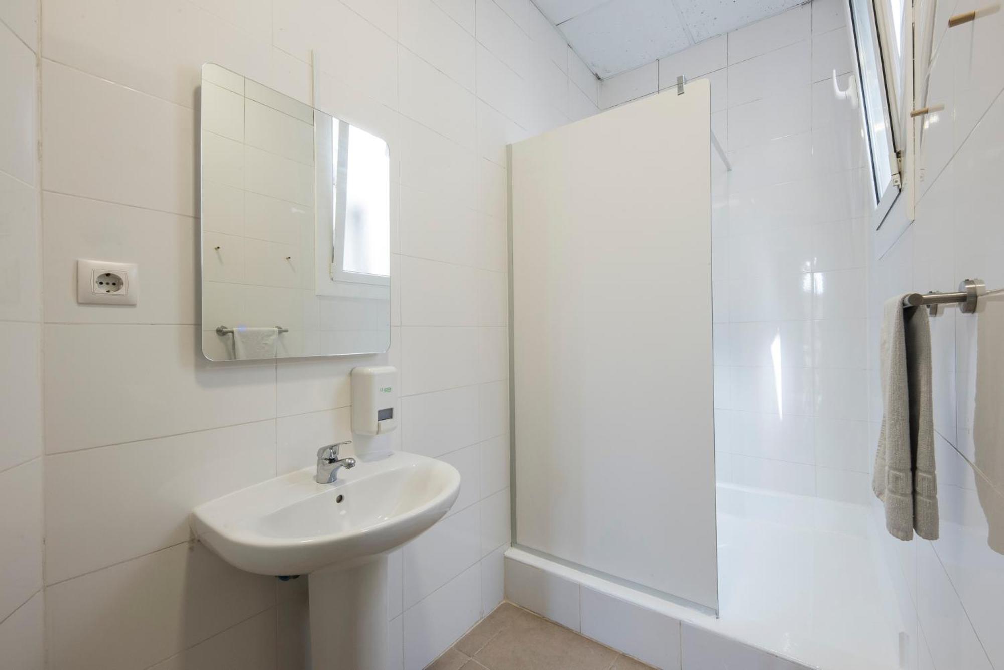 Bed in 8-Bed Mixed Dormitory Room Ensuite