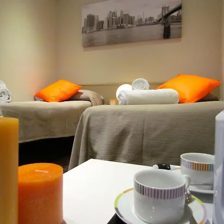 Barcelona City Street Hostal-2