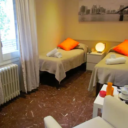 Barcelona City Street Hostal-3