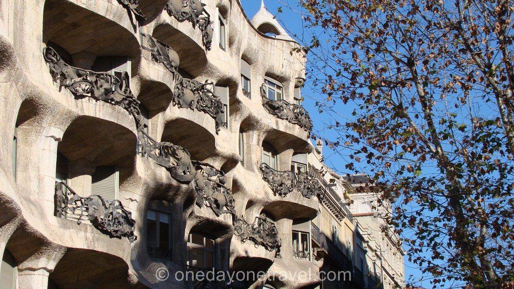 Eixample blog voyage balcon Gaudi